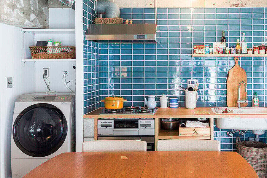 02_イベントページ(スラグ名)_900×600_227_城邸(人物ありも)単身女性_ブルータイルのキッチン_事例_城邸_227_2-2