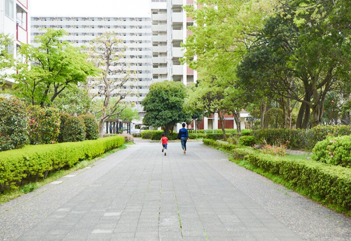 中古マンションの敷地内を走る人
