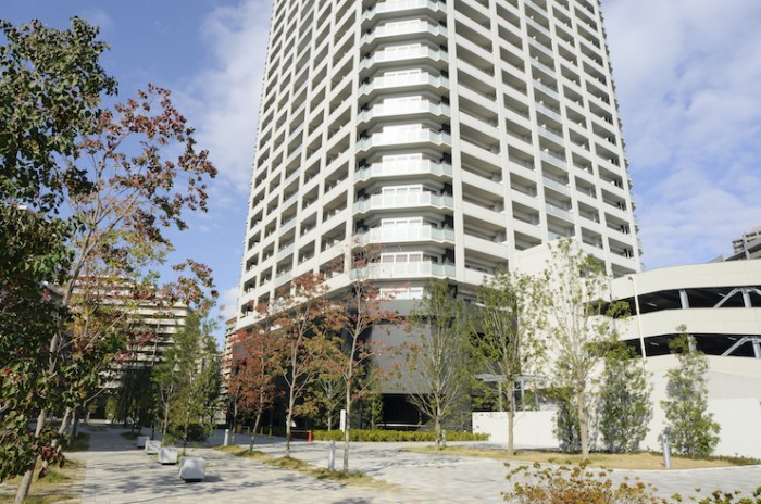 高層マンションのアプローチ