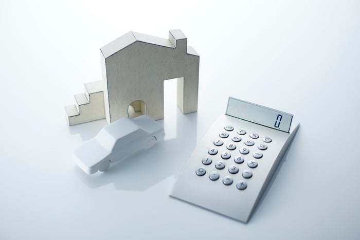 住宅をイメージした小物と電卓