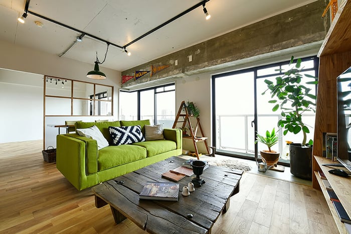 黒いサッシの掃き出し窓