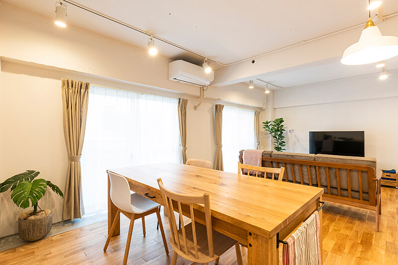 掃き出し窓があるナチュラルな雰囲気の部屋