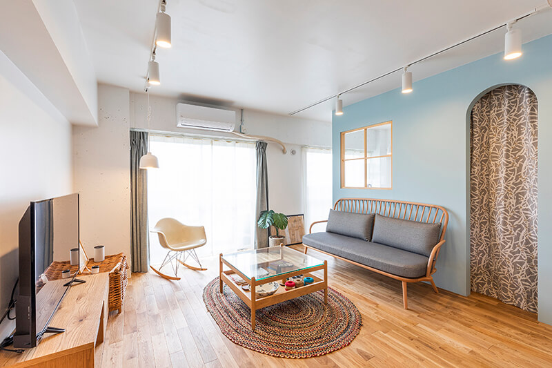 掃き出し窓のある北欧風の部屋